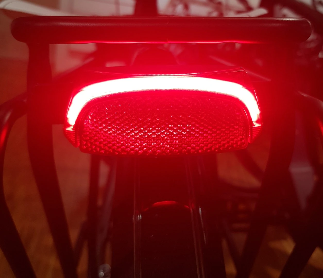 Fuxon Gepäckträgerrücklicht R-232-EB Mit Standlicht 50mm Schraubenabstand 6-12V Gleichspannung 4 Fuxon Gepäckträgerrücklicht R-232-EB Mit Standlicht 50mm Schraubenabstand 6-12V Gleichspannung - Image 2